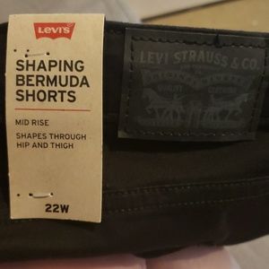 BlackbLevi's Bermuda shorts. Sizee 22W brand new